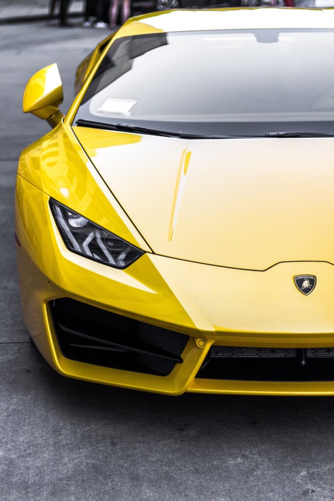 Gelber Lamborghini auf grauer Straße