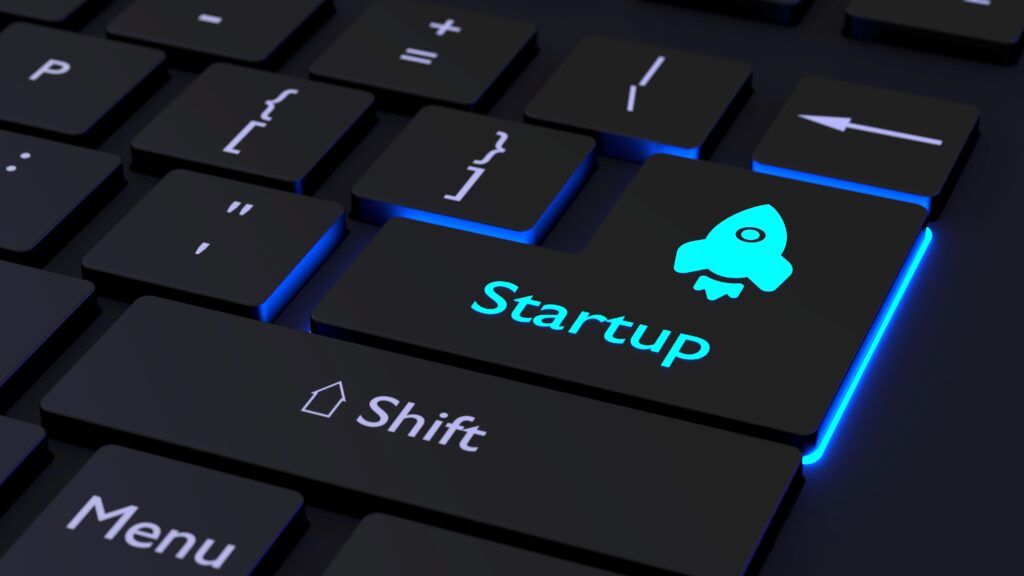 Glühendes Startup-Konzept der schwarzen Tastatur