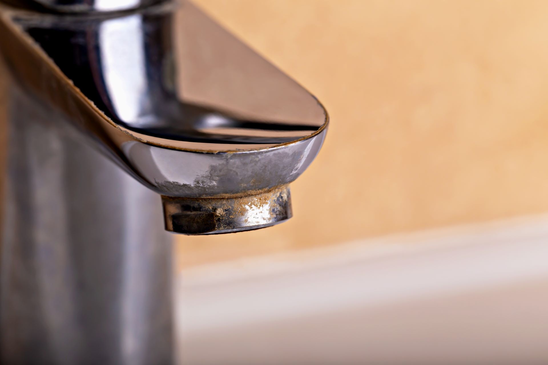 Verkalkter Wasserhahn durch hartes Wasser