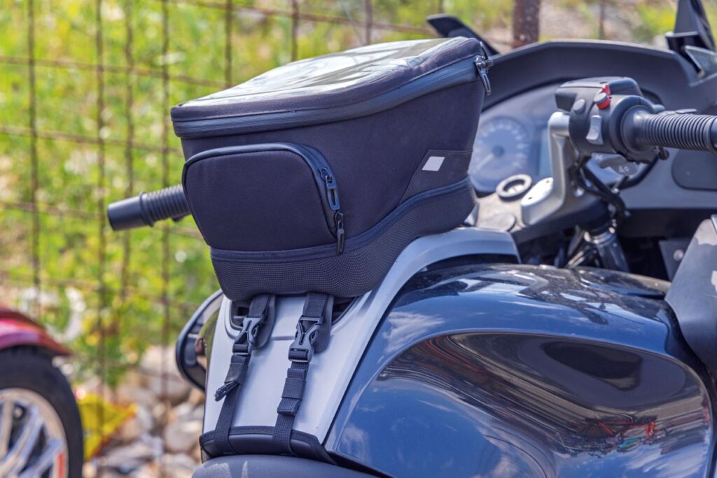 Tankrucksack wasserdicht auf einem Motorrad, befestigt über dem Tank, Fokus auf Befestigung und Reißverschlüsse