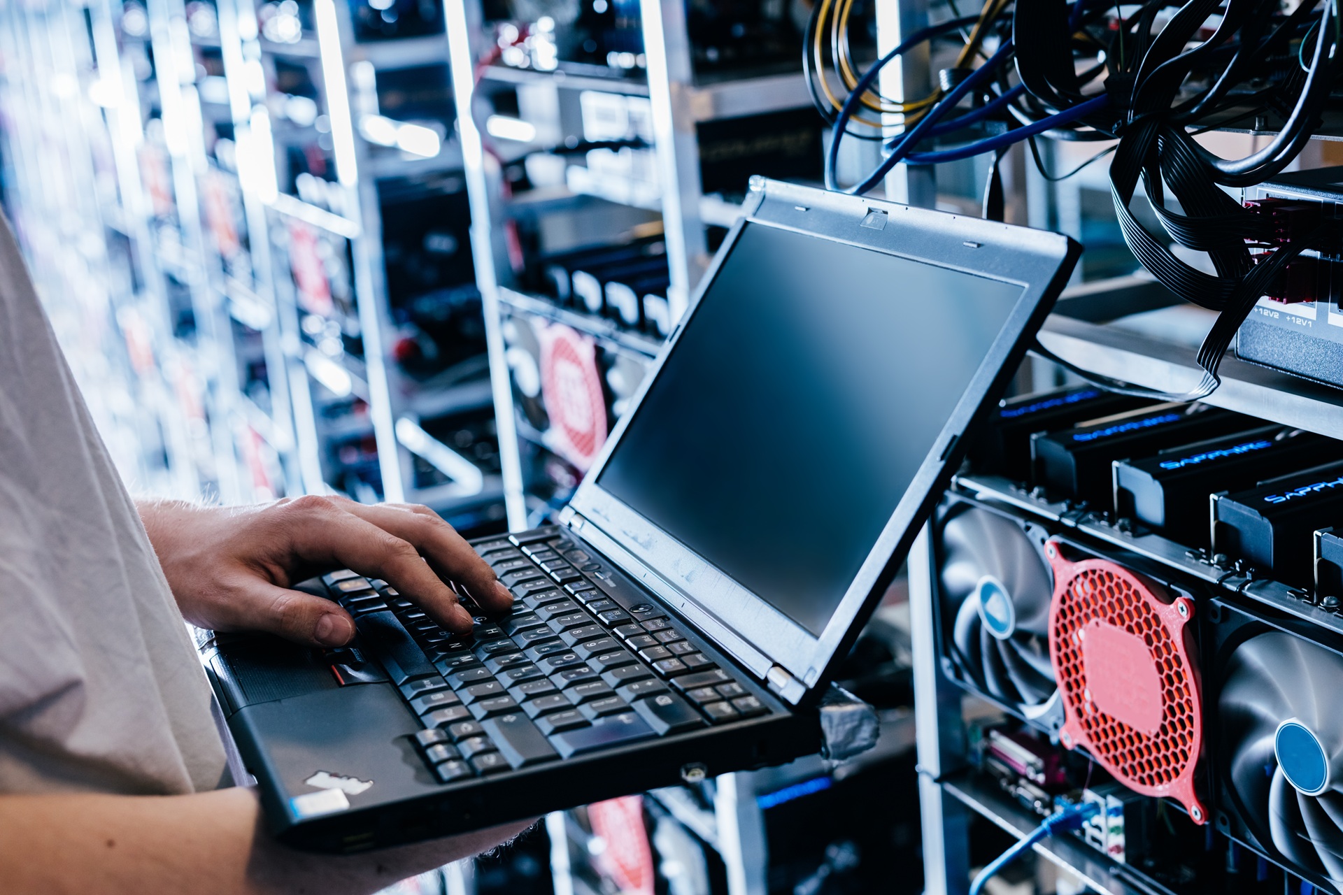 Techniker überprüft Netzwerkverbindungen im Serverraum | Multimode Kabel