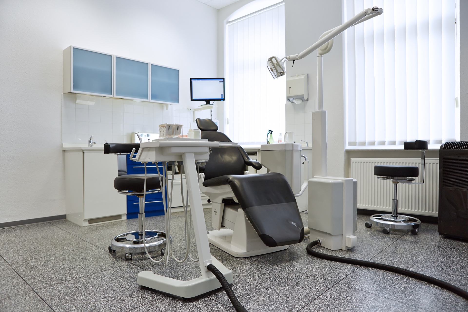 Zahnarztpraxis mit moderner Einrichtung | Therapieliege elektrisch